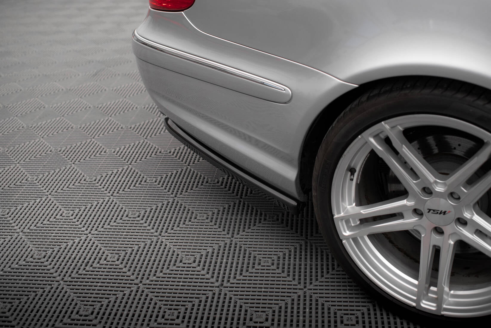 Maxton Design Splitter Laterali Post. - Mercedes E Klasa W 211 - img 2