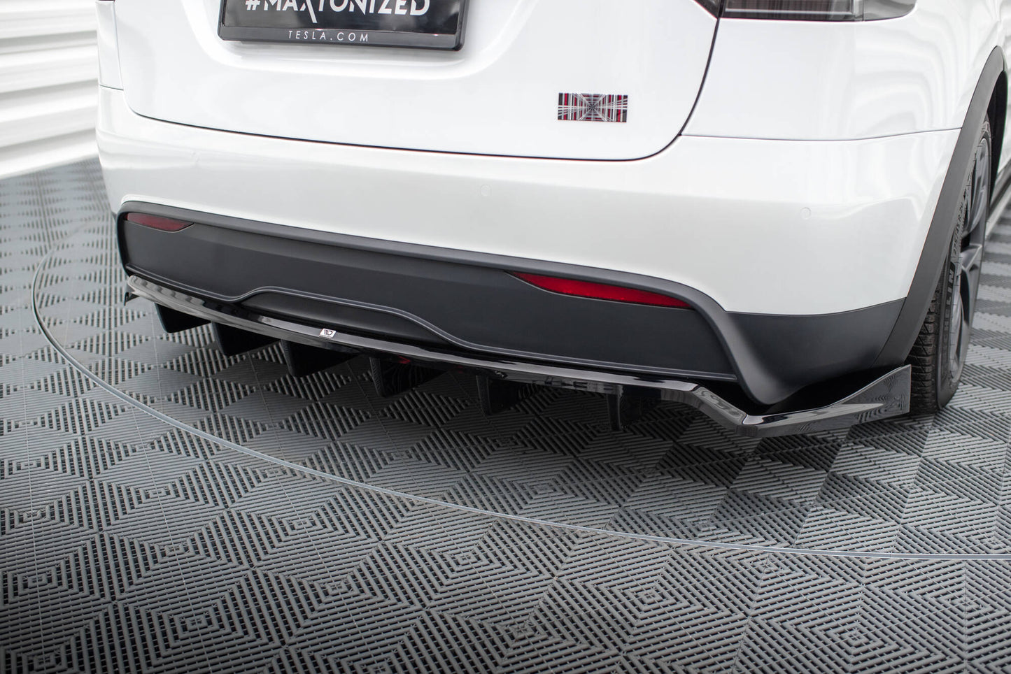 Maxton Design Splitter Post. - Tesla Model X - img 3