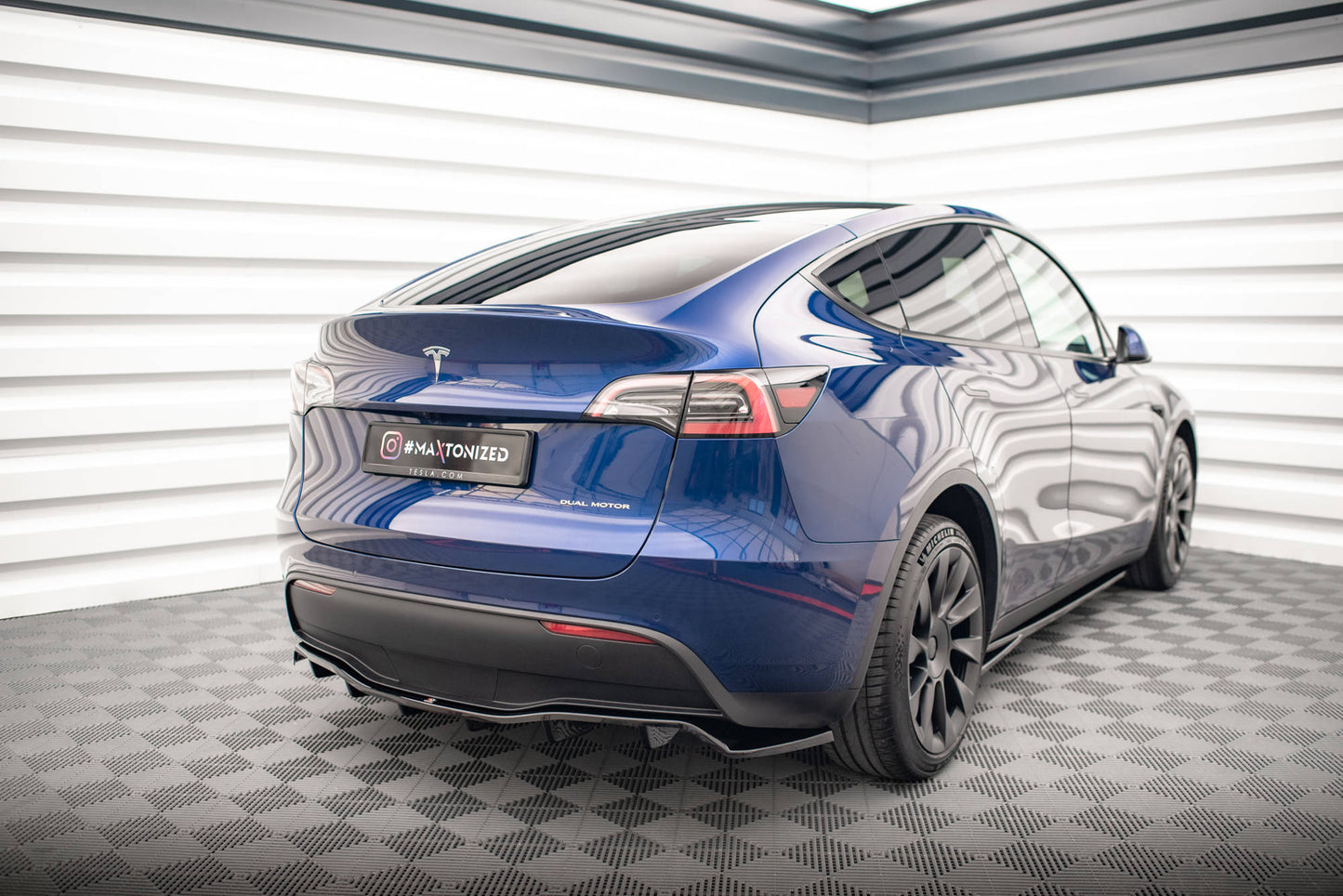 Maxton Design Splitter Post. - Tesla Model Y
